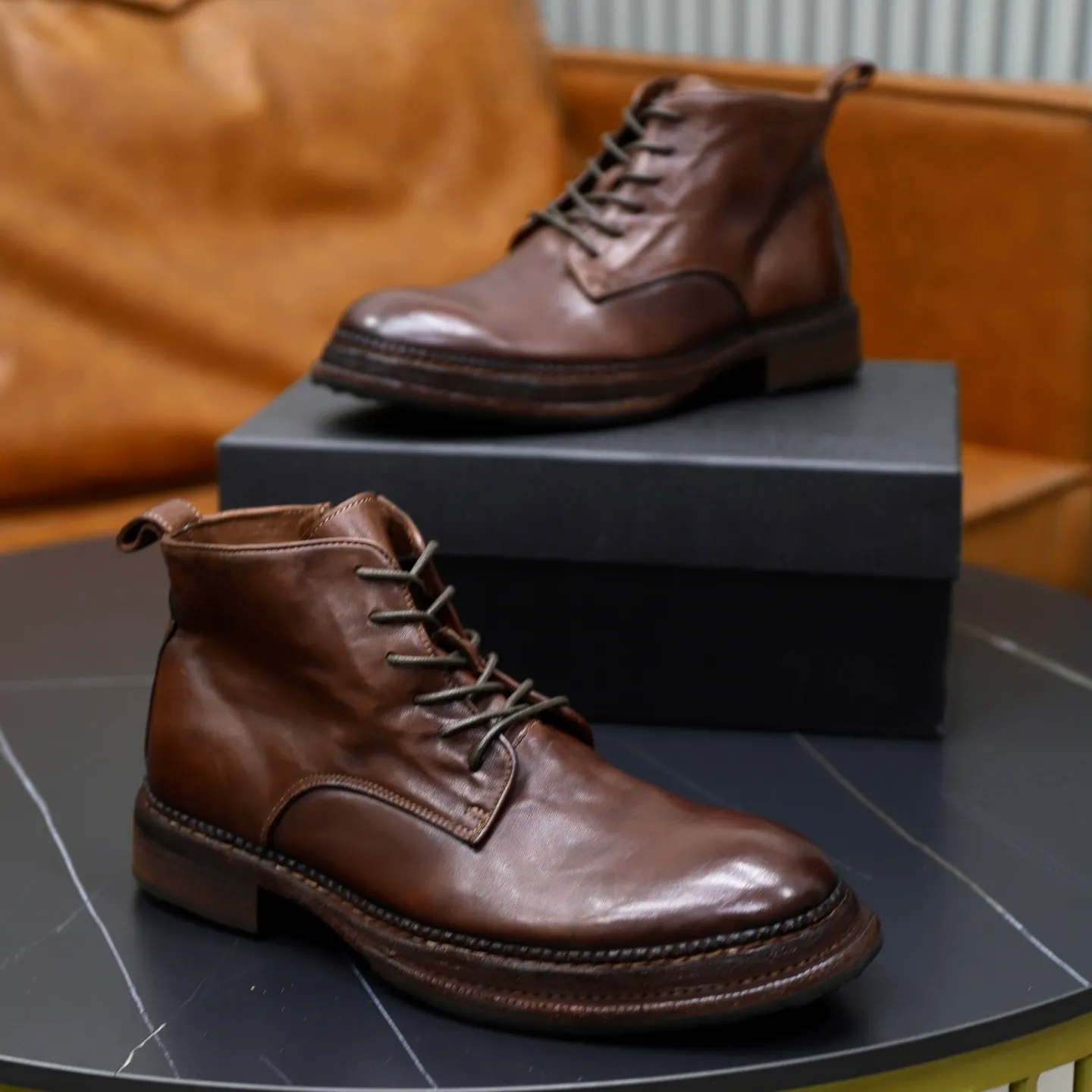Ex-factory price: 1320💰DG men’s new horse leather work boots! Dongguan's top quality work boots are made of washed horsehide. The body is scratched and distressed. It is a work of hand-rubbing craftsmanship. The collar is wrapped in soft cow leather. It is simple and beautiful, fashionable and casual. It is equipped with a full cowhide lining and embossed logo feet. It is matched with a combination of genuine leather and zigzag rubber outsole. Look at the details of the leather material. If you pursue high quality, check it out! Extremely comfortable! Comes with original box and dust bag! Size: 38-39-40-41-42-43-44 standard leather shoe size